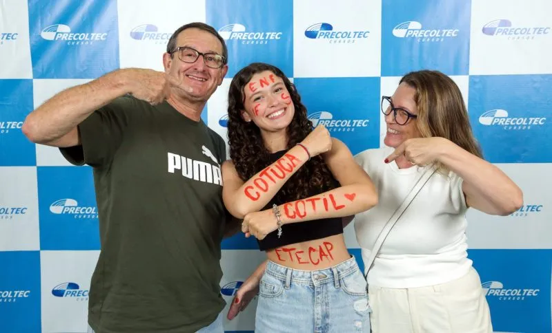 Alunos aprovados comemorando no painel do Precoltec